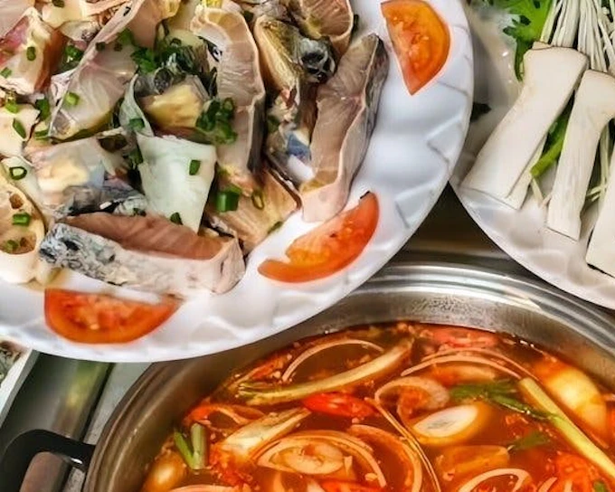 Sapa Guided Local Market Tour and Traditional Hotpot Meal Experience (Product 54236)