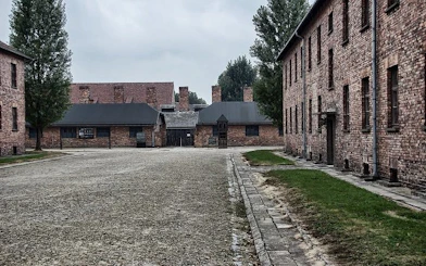 Krakow: Auschwitz-Birkenau Shared English Tour and Transfer