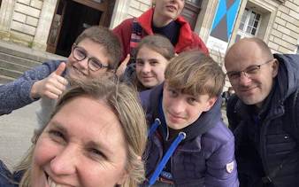 Group enjoying Old Town Bordeaux self-guided city exploration game.