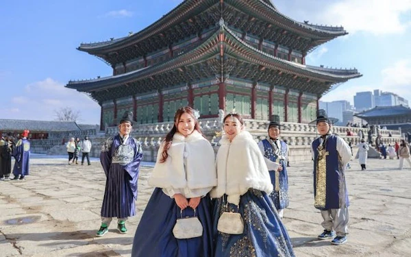 Seoul Private Hanbok Palace Photoshoot with Professional Photography and Edited Images