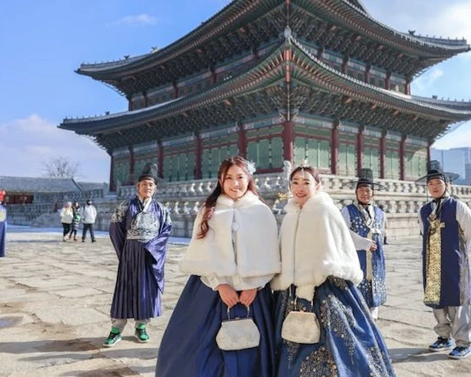 Seoul Private Hanbok Palace Photoshoot with Professional Photography and Edited Images