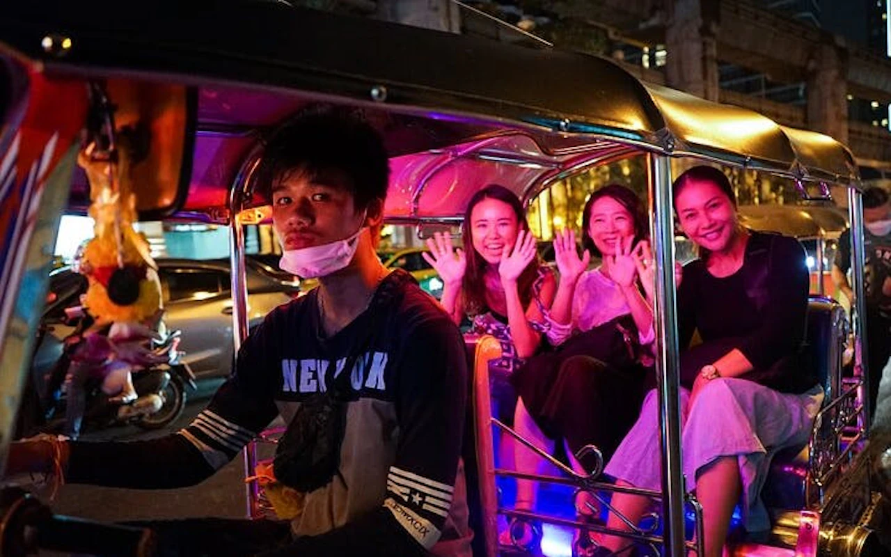Bangkok Night Tuk Tuk Food and Drink Tour with Night Market and Hidden Bar Visit — 7
