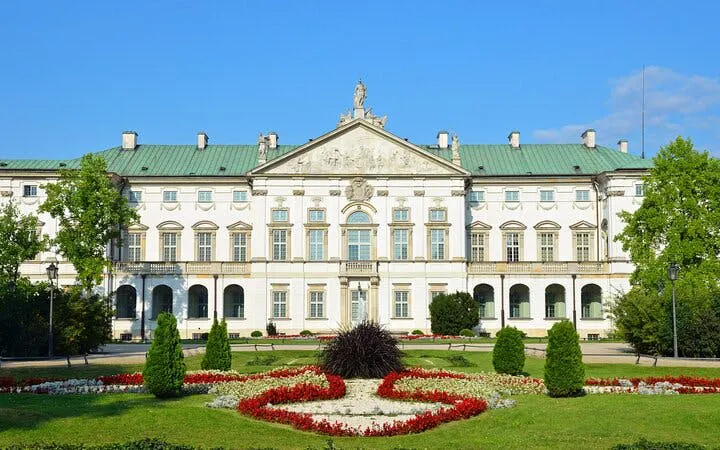 Baroque-style palace with manicured gardens in Warsaw's Muranów district.