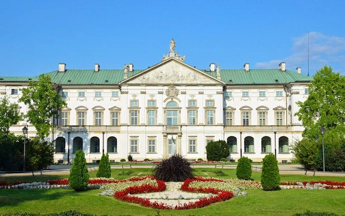 Baroque-style palace with manicured gardens in Warsaw's Muranów district.