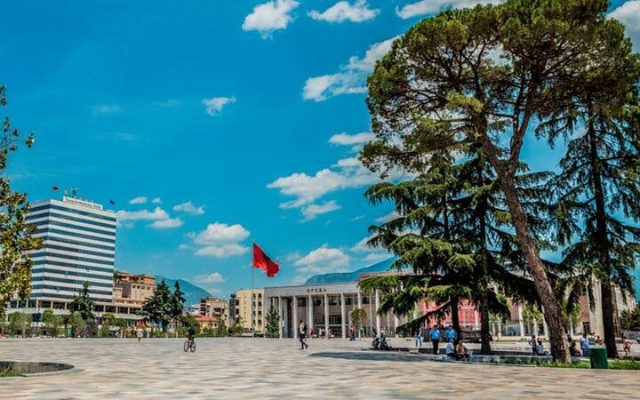 vandretur i tirana med besøg ved seværdigheder fra kommunisttiden og smagsprøver på gadekøkken-5