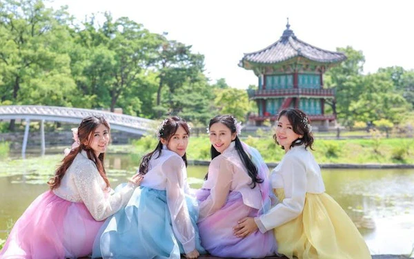 Seoul Private Hanbok Photoshoot at Gyeongbokgung Palace with All Original and Edited Photos