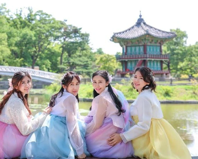 Seoul Private Hanbok Photoshoot at Gyeongbokgung Palace with All Original and Edited Photos