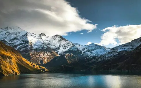 Snow-capped mountains and lake view on Hallstatt and Bad Ischl Kaiservilla day trip from Salzburg.