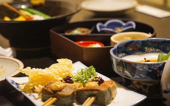tur gastronomic de noapte în cartierul gion din kyoto (peste 9 feluri de mâncare + 6 degustări de sake)-3