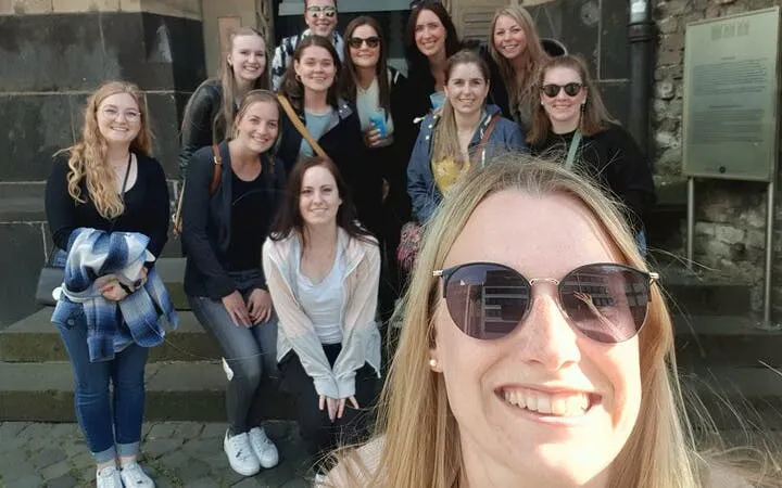 Group of tourists on a haunted Cologne self-guided city exploration game.