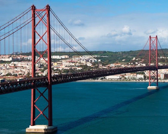 Lisbon Private Airport Transfer with Professional Driver and Meet & Greet (Product 46971)