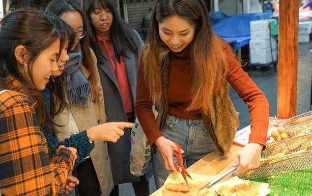 tour gastronomico a piedi al mercato di kuromon a osaka (6 tappe, 6 assaggi)-3