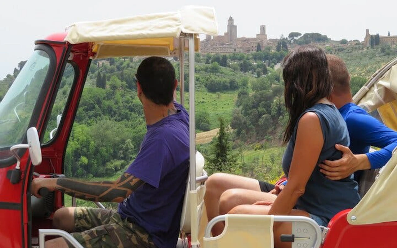 Desde Florencia: tour en tuk-tuk por la Toscana con visita a una bodega, almuerzo y parada en San Gimignano — 2