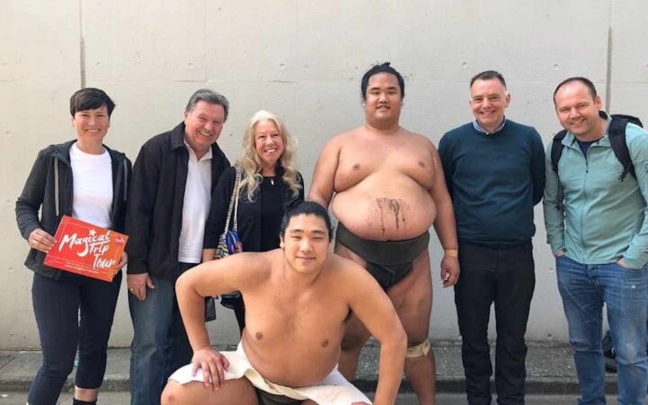 Visite guidée de l'entraînement matinal de sumo à Tokyo avec place au bord du ring + séance photo — 2