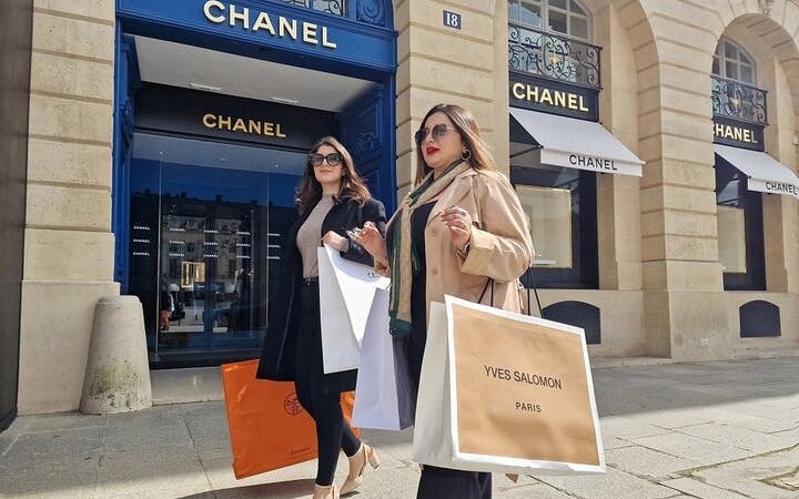 tour de compras por parís en le samaritaine con un experto local en moda y consejos de estilismo-5
