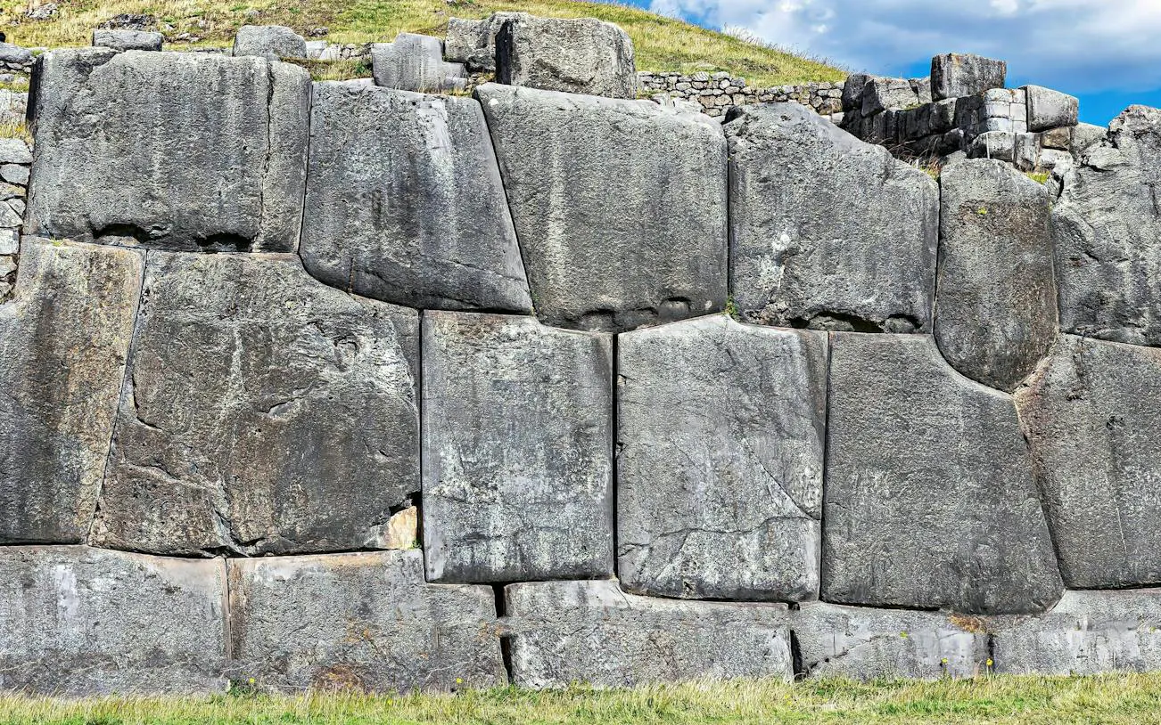 Sacsayhuamán stone walls in Cusco, showcasing large, precisely cut boulders.