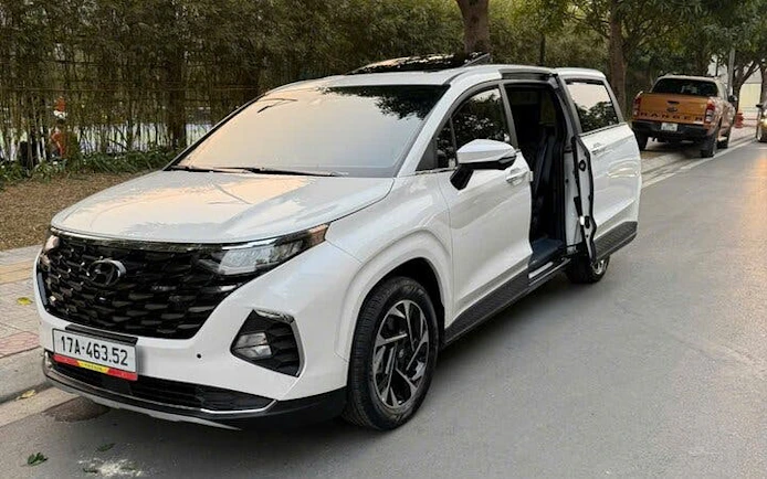 Private transfer vehicle for door-to-door service between Sapa and Ninh Binh.