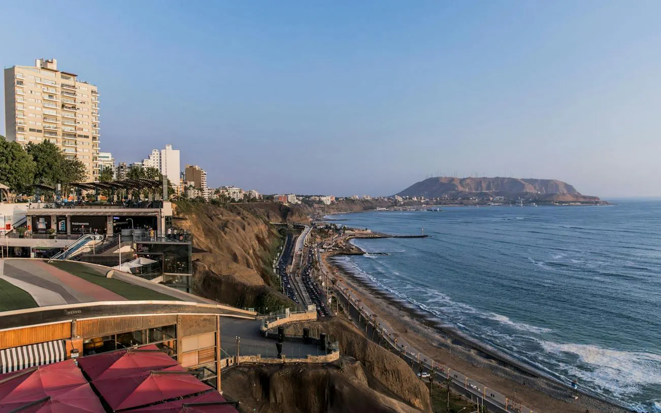 Miraflores Self-Guided Audio Walk: Kennedy Park, Larcomar, Parque del Amor and the Cliff-Top Malecón