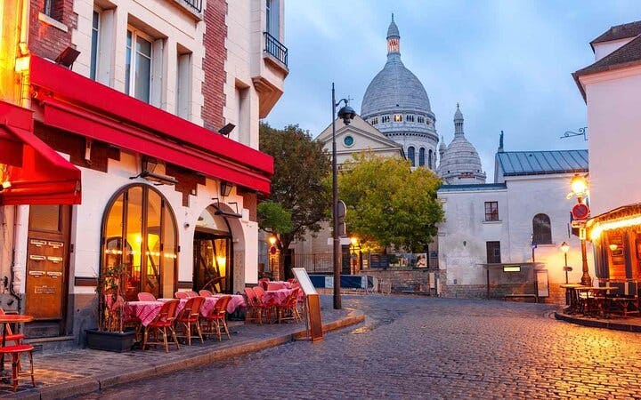 paris: montmartre tour with cabaret show and dinner semi pri-2