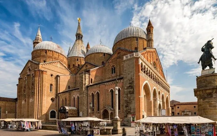 Basilica of Saint Anthony in Padua with market stalls in foreground.