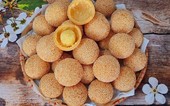 Sesame balls on a wooden table, part of Sapa food tour culinary experience.