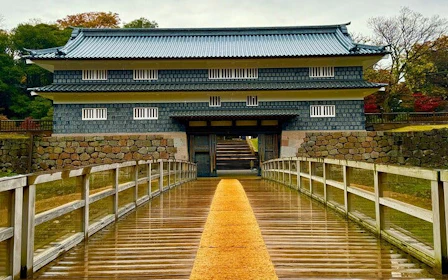 Kanazawa Private Guided Tour of Castle, Kenrokuen Garden, and Geisha District
