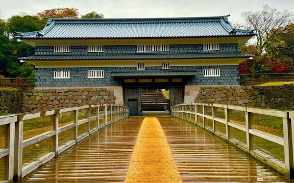 Kanazawa Private Guided Tour of Castle, Kenrokuen Garden, and Geisha District