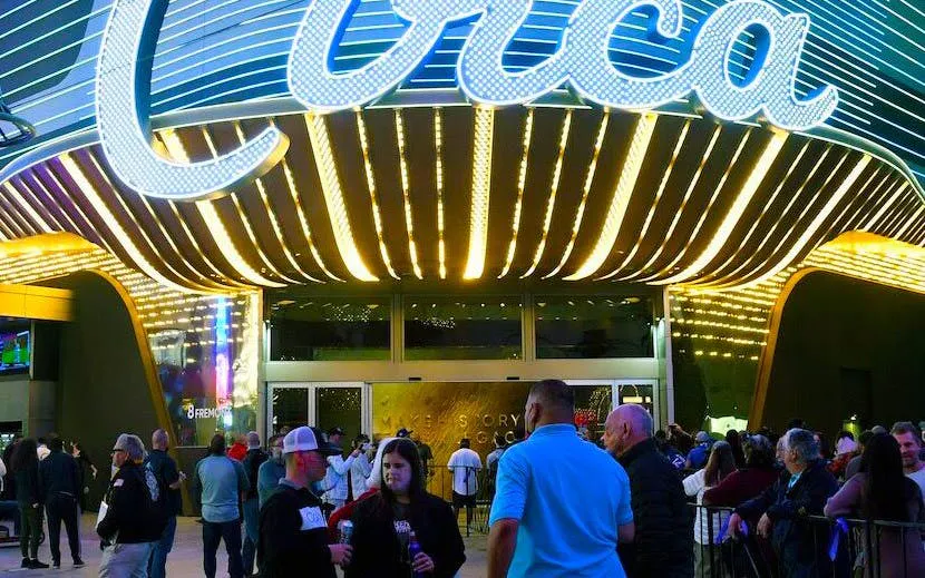 Downtown Las Vegas Self-Guided Bar Crawl 5 Bars, 5 Drinks, Poker Game and Prizes