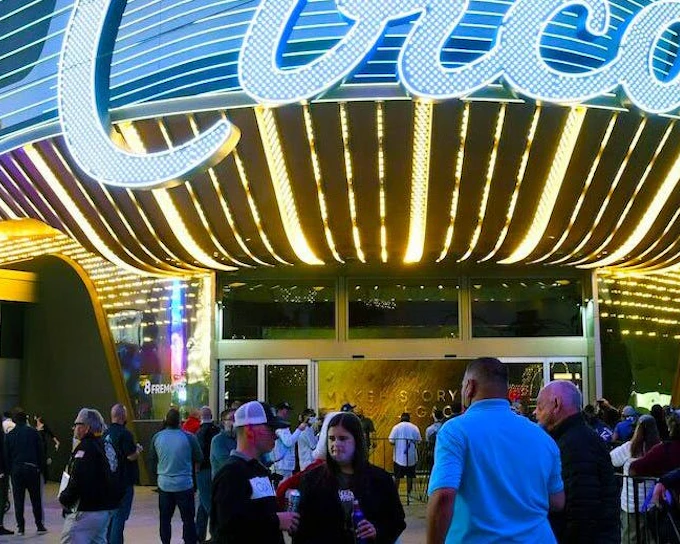 Downtown Las Vegas Self-Guided Bar Crawl 5 Bars, 5 Drinks, Poker Game and Prizes (Product 53678)