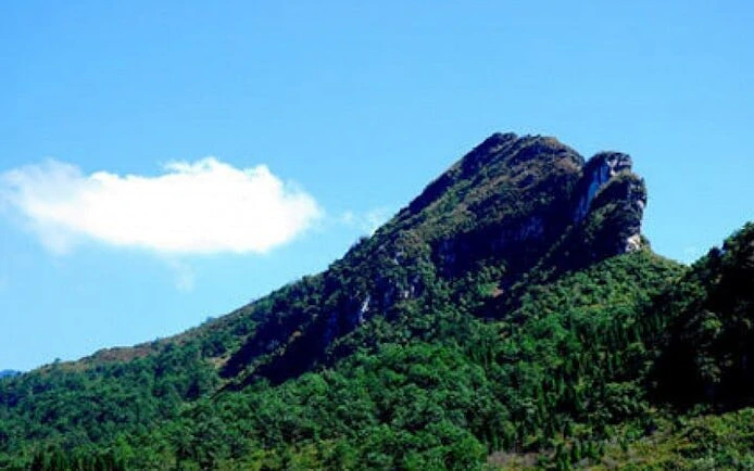 Trail running path with mountain views in Sapa, Vietnam.