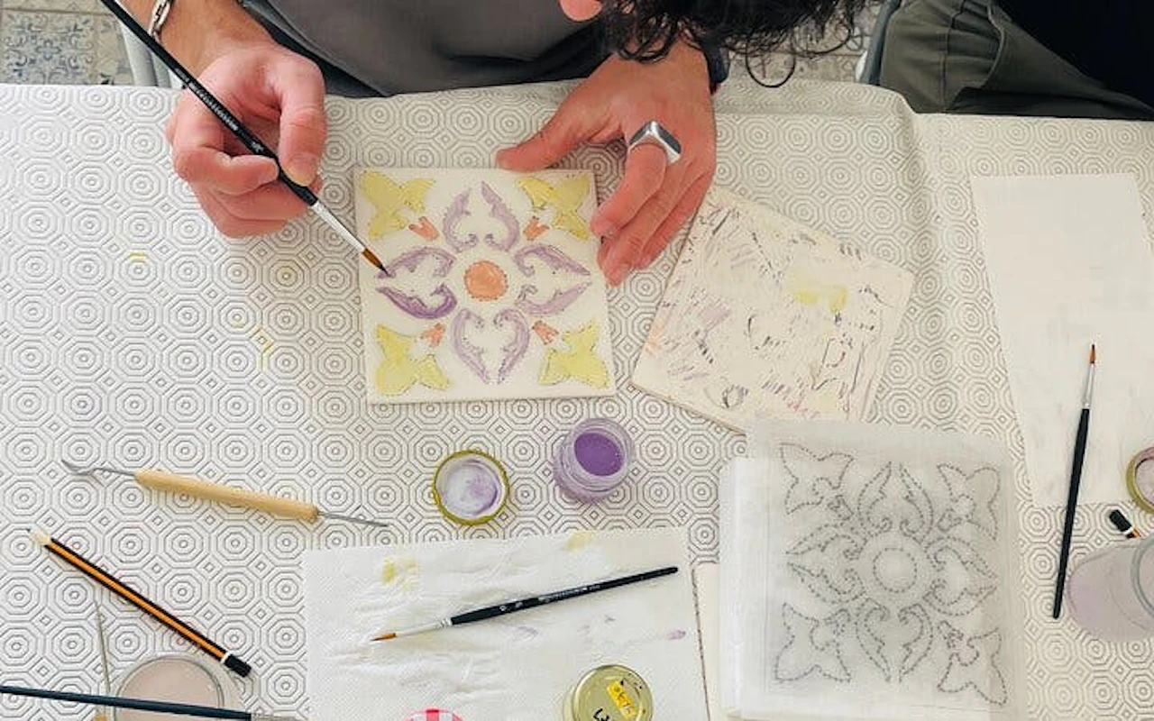 Workshop di pittura su piastrelle a Lisbona nello studio di un artista, con la guida di un artista locale e materiali inclusi — 9