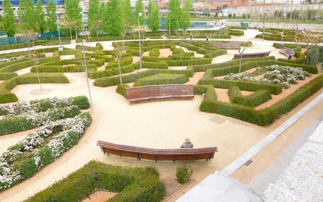 Hedge maze and benches in Madrid Río Park, part of the self-guided audio walk.
