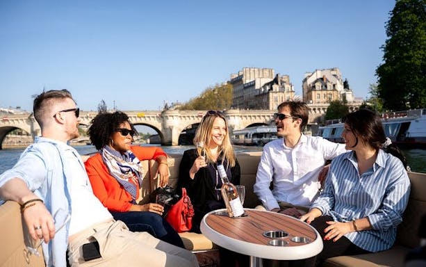 privat bådtur i paris for 2–6 personer med rosé og macarons-5