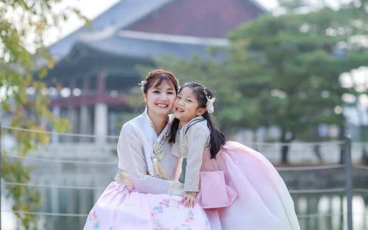 Seoul Private Hanbok Photoshoot at Gyeongbokgung Palace with All Original and Edited Photos Image 10