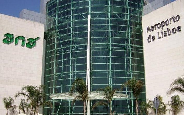 traslado privado al aeropuerto de lisboa con conductor profesional y servicio de bienvenida-2