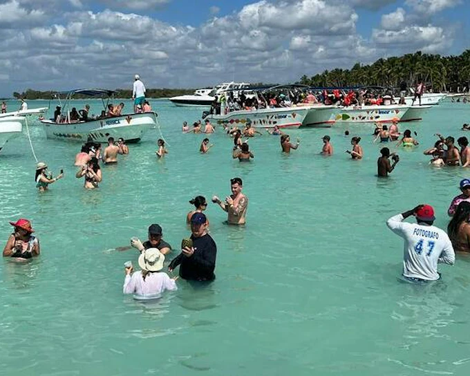 Saona Island Day Trip with Beachside Paella Lunch, Open Bar, and Hotel Transfers