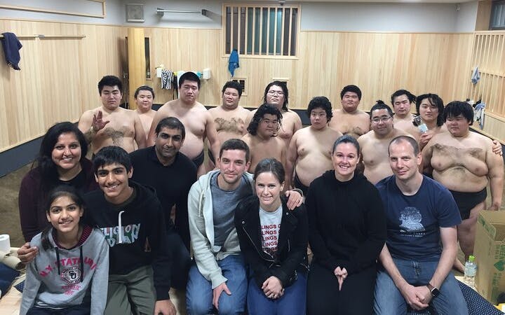 visite guidée de l'entraînement matinal de sumo à tokyo avec place au bord du ring + séance photo-3