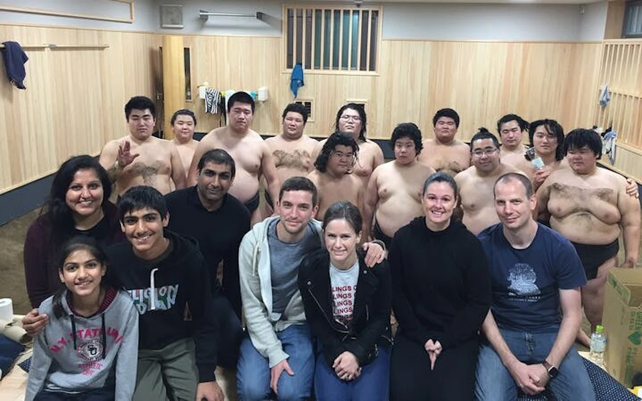 Visite guidée de l'entraînement matinal de sumo à Tokyo avec place au bord du ring + séance photo — 3
