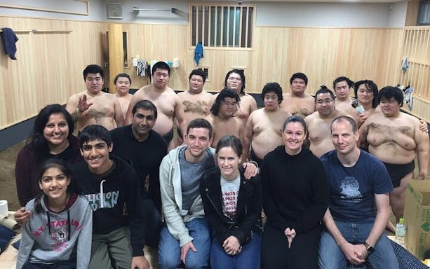 visite guidée de l'entraînement matinal de sumo à tokyo avec place au bord du ring + séance photo-3