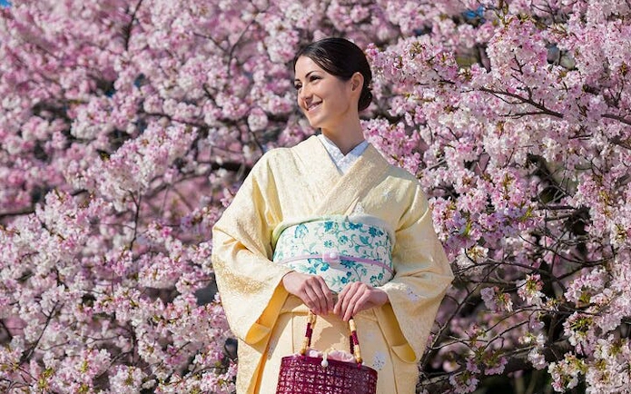 Kimono rental experience in Shinjuku Gyoen National Garden, Tokyo, with cherry blossoms.