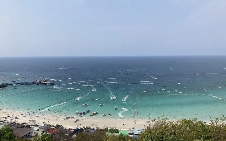 Coral Island beach with speedboats and tourists, Pattaya day tour from Bangkok.