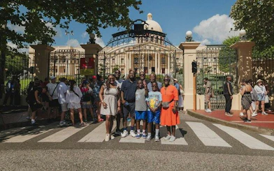 Group in front of the National Palace gates, Santo Domingo, during a day tour from Punta Cana.