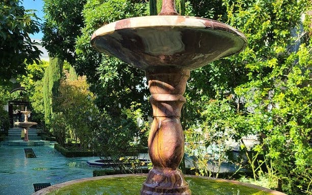 visita guiada a pie por el barrio latino con un guía historiador local y sus rincones secretos-3