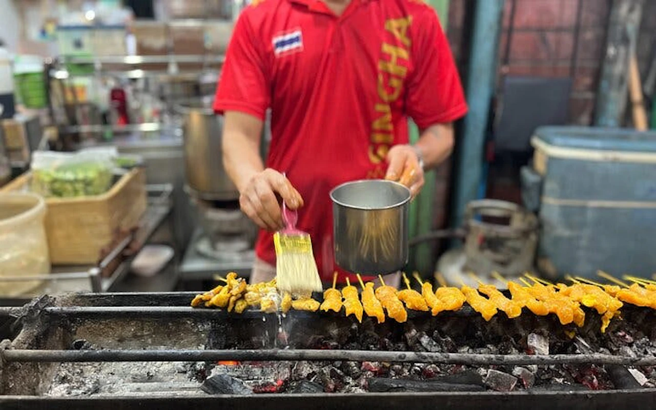 Bangkok Night Tuk Tuk Food and Drink Tour with Night Market and Hidden Bar Visit — 3