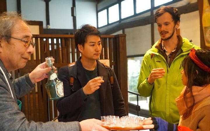 tur pietonal la fabrica de sake din kyoto și degustare-5