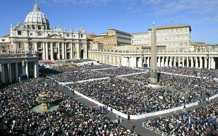 tour privado em grupo reduzido à audiência papal no vaticano com acesso reservado-1