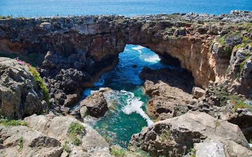 Boca do Inferno rock formation with ocean view on Cascais walking tour.