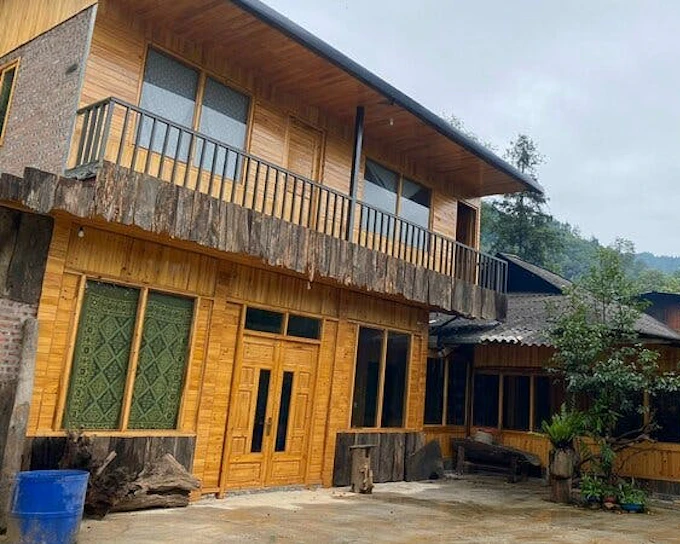 Sapa Trekking Tour with Local Guide and Homestay in Ta Phin Village (Product 54197)