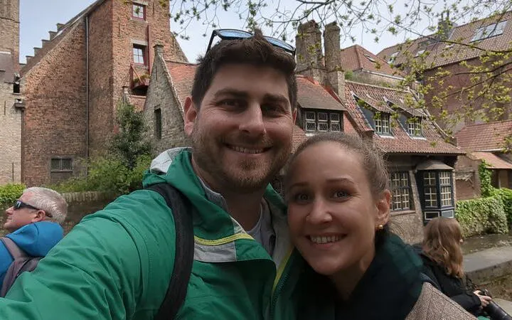 Couple exploring historic buildings in Bruges during a self-guided city game.