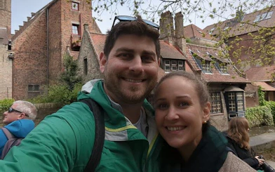 Couple exploring historic buildings in Bruges during a self-guided city game.